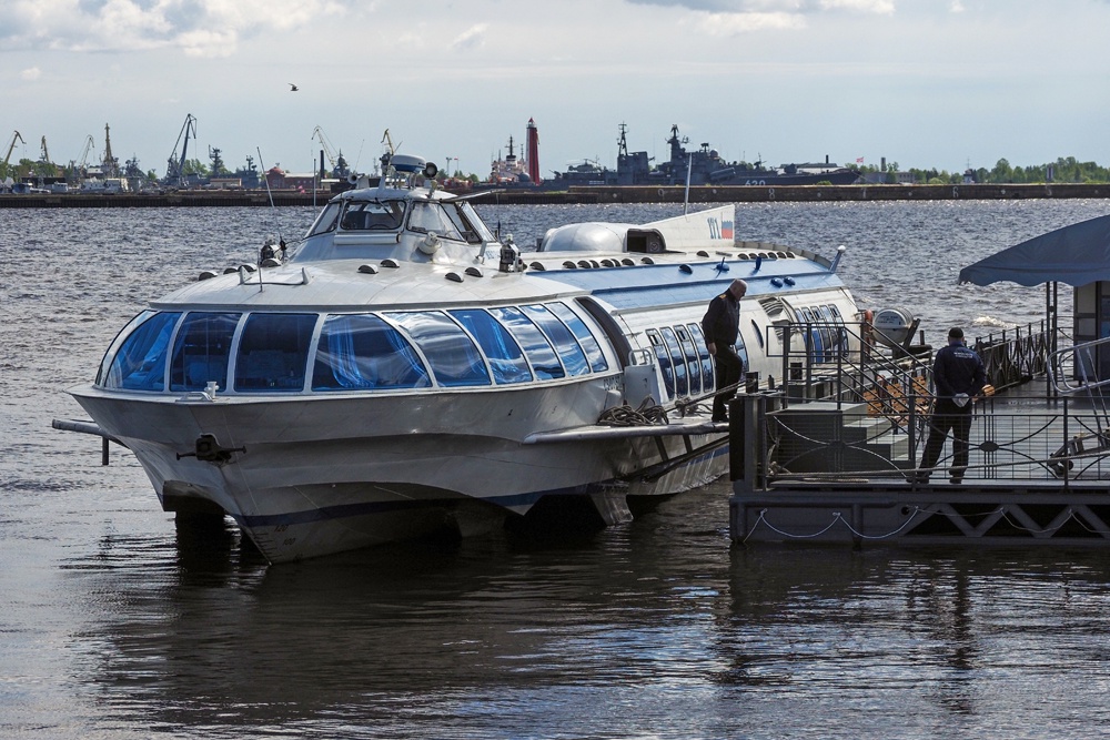 В Санкт-Петербурге "Метеор" исправно возит пассажиров из центра города до Кронштадта.
