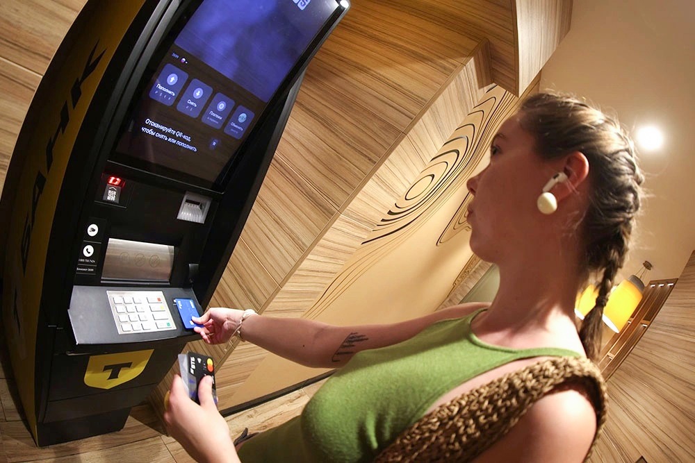 Особенно уязвима молодежь в возрасте до 25 лет - чаще всего юноши и девушки не осознают, что не оказывают безобидную услугу, а участвуют в преступной схеме, за что предусмотрено в том числе уголовное наказание.