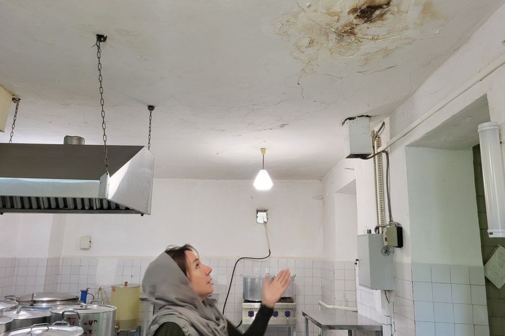 Протекающий потолок в пищеблоке крошится и грозит упасть прямо на плиту, где готовят еду для малышей. 