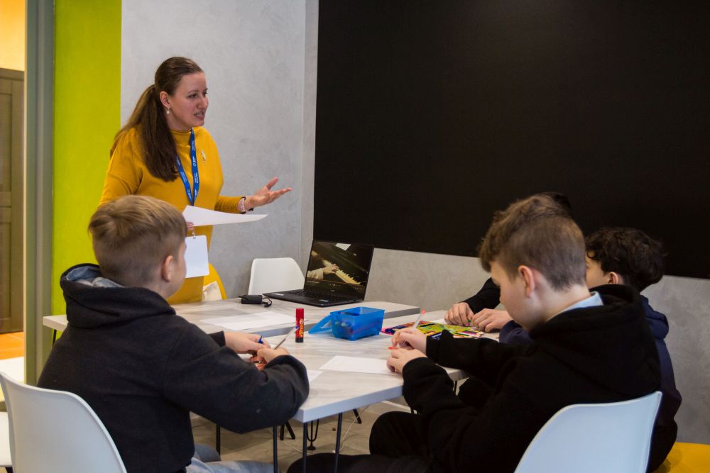 Педагог-волонтер из Санкт-Петербурга Алена Жукова проводит мастер-класс для обучения ульяновских коллег.