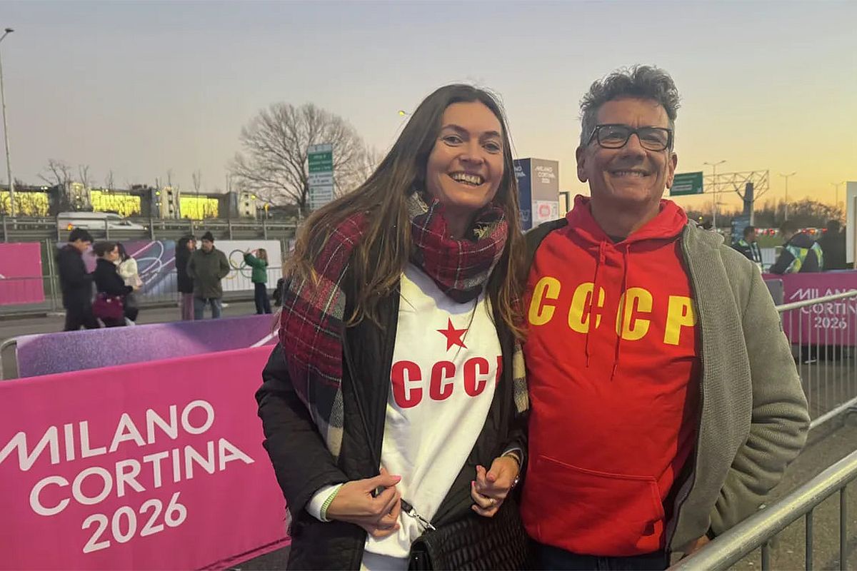 Российские болельщики перед выступлением Аделии Петросян в нейтральном статусе с короткой программой женского одиночного катания на XXV зимних Олимпийских играх в Милане.