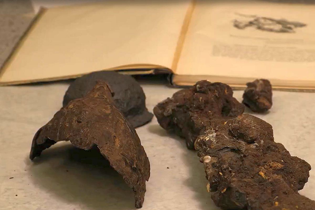 Этот металлический предмет из погребального костра, ему порядка девяти столетий. Этот металлический предмет из погребального костра, ему порядка девяти столетий.