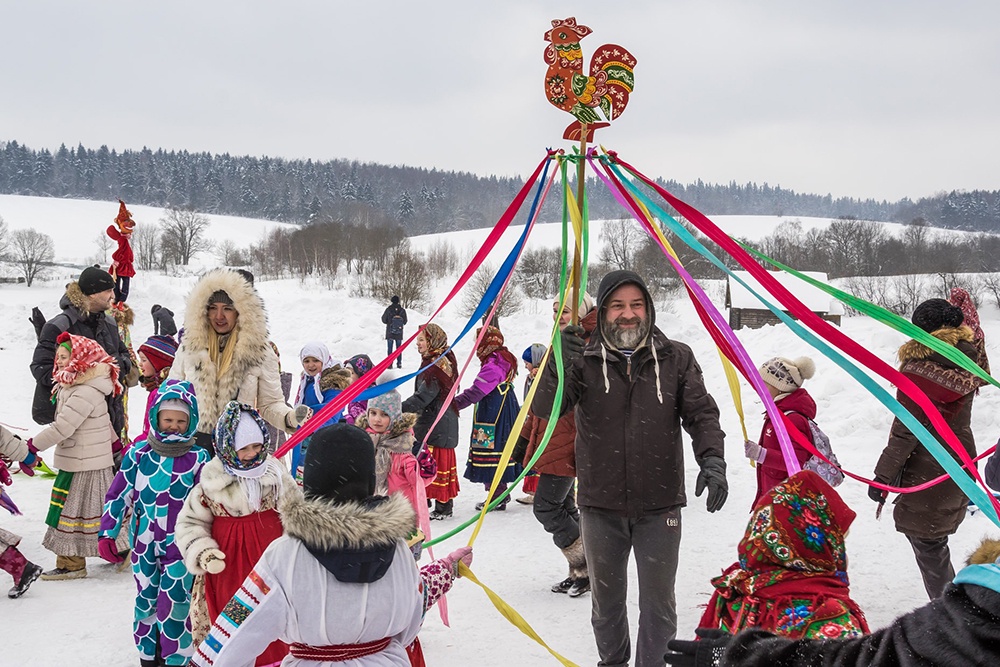 В подмосковной усадьбе Мураново Масленица - как при прежних хозяевах, с веселыми забавами и поеданием блинов. 