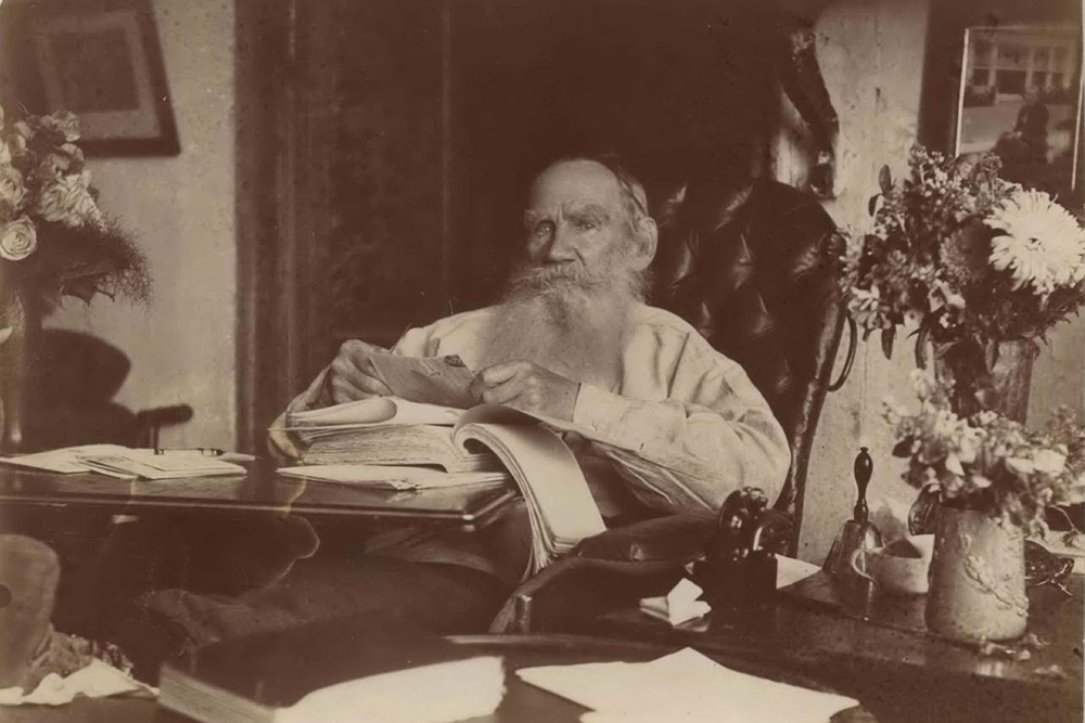 Лев Толстой был одним из первопроходцев "селфи". 