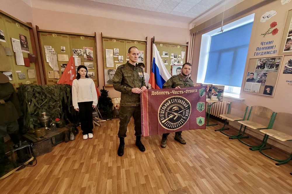 Воины дарят детям самое ценное: флаг или знамя их боевого подразделения.