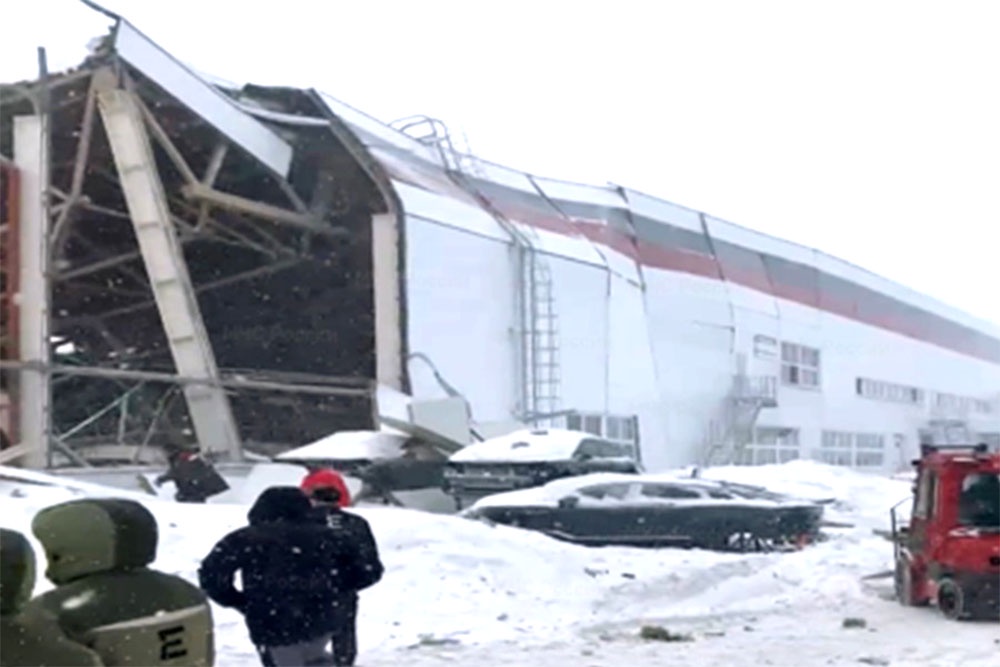 Крыша завода "Моторинвест" рухнула из-за скопления снега. Крыша завода "Моторинвест" рухнула из-за скопления снега.