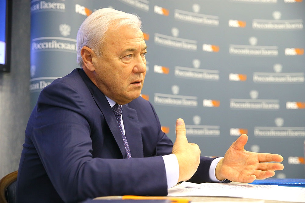 Государству логичнее оказывать больше помощи тем семьям, у кого больше детей, считает Анатолий Аксаков.