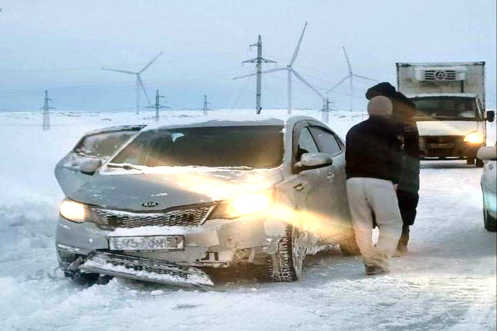 Зимой дорогу на Териберку переметает очень часто, здесь постоянно случаются ДТП.