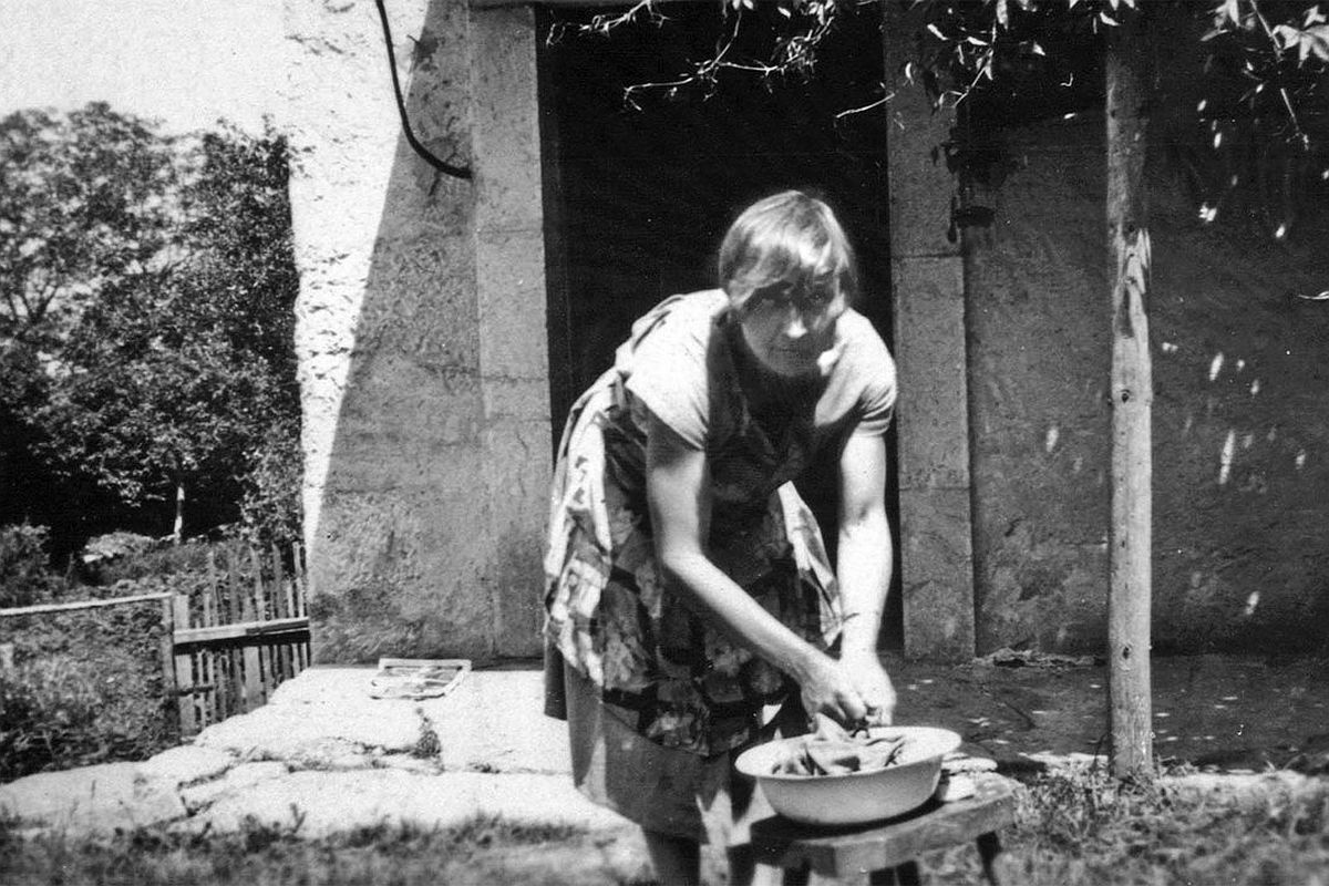 Марина Цветаева моет посуду во дворе дома. Фото (предположительно) чешского периода. Марина Цветаева моет посуду во дворе дома. Фото (предположительно) чешского периода.