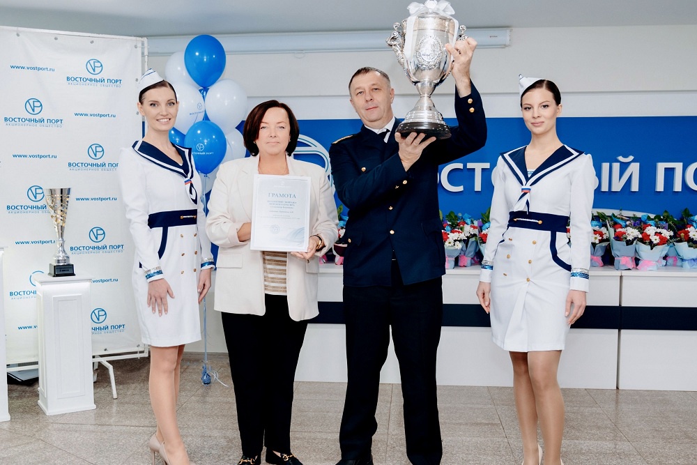 Заслуженную награду вручили капитану буксира "Александр Козицын" Андрею Литвинову