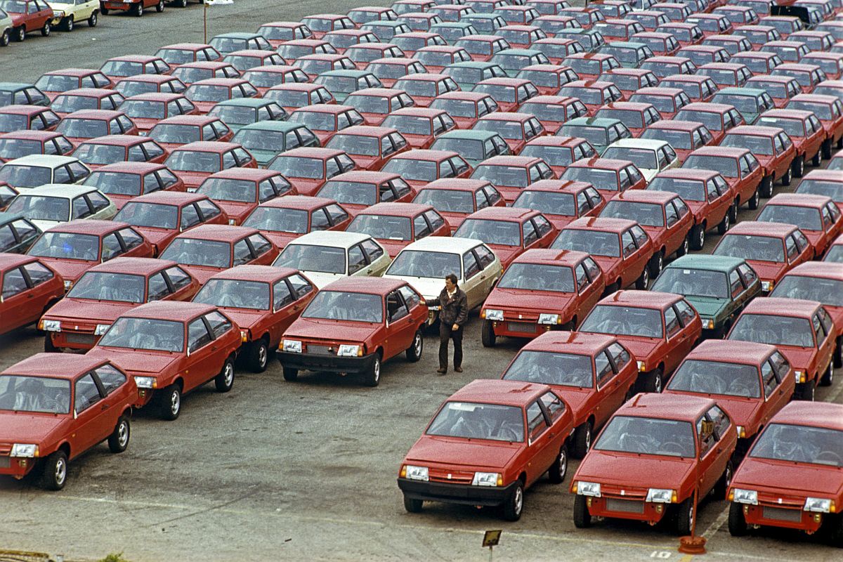 Новые автомобили ВАЗ-2108, выпущенные предприятием в 1987 году. Возможно, скоро такими же стройными рядами будут стоять авто под маркой  "Можно, а зачем?".