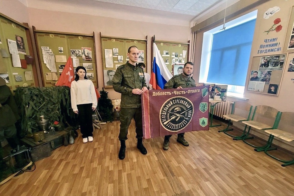 Воины дарят детям самое ценное: флаг или знамя их боевого подразделения.