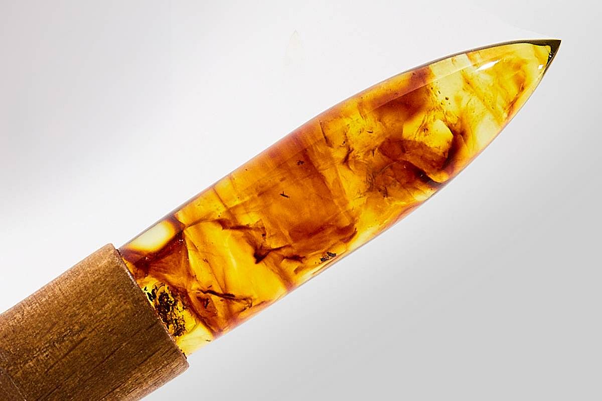 Гильза патрона выполнена из бука, а пуля - из янтаря.