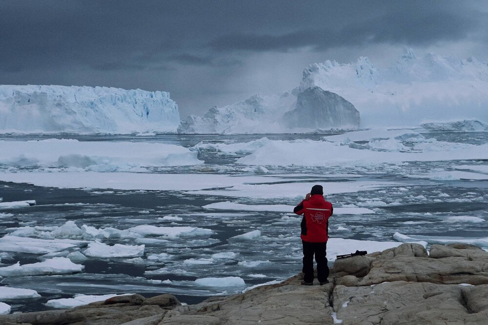 Российские полярники наблюдали рождение новых айсбергов в Антарктиде. Российские полярники наблюдали рождение новых айсбергов в Антарктиде.