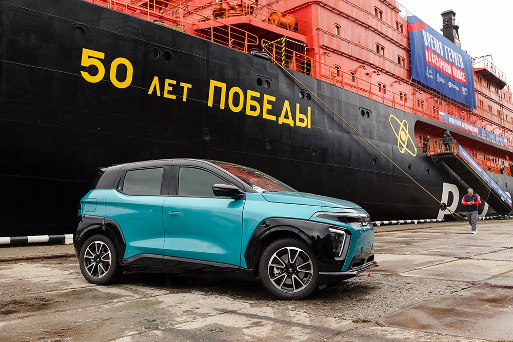 Российский электромобиль "Атом" летом 2025 года побывал на Северном полюсе. А у кроссовера "Москвич 3Е" с российским аккумулятором все еще впереди.