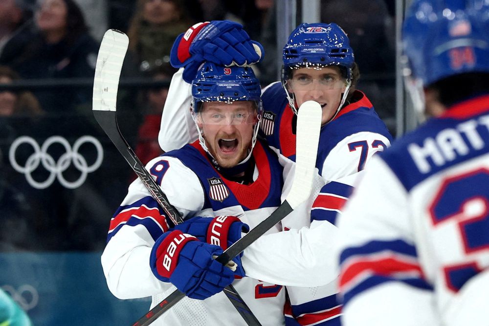 Американский хоккеист Таге Томпсон с товарищами по команде радуется второму забитому голу. Американский хоккеист Таге Томпсон с товарищами по команде радуется второму забитому голу.