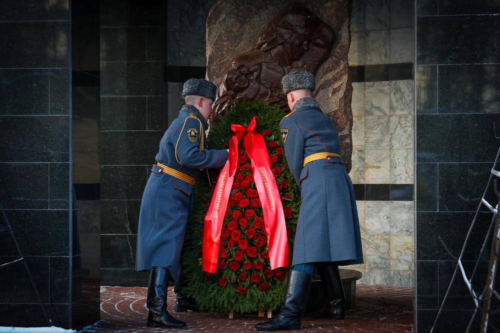 В Петербурге почтили память пожарных, погибших во время тушения гостиницы "Ленинград" 35 лет назад. 