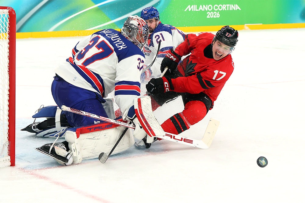 Американский вратарь Коннор Хеллебайк (слева) в финале отразил 41 бросок канадцев.