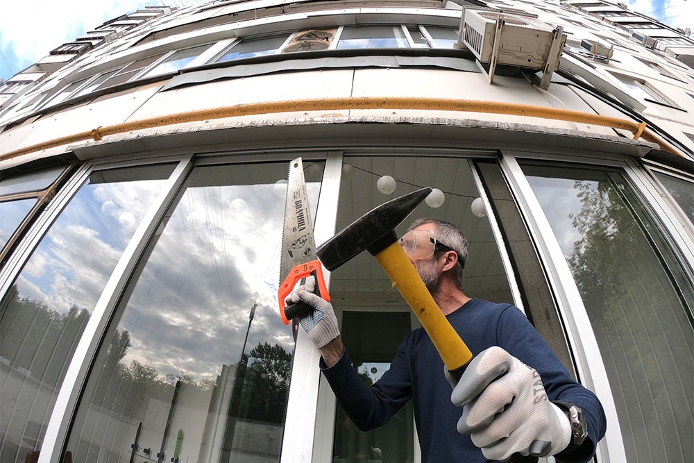 В дополнение к молотку пригодится линейка. Отклонения по новому ГОСТу измеряются в миллиметрах.