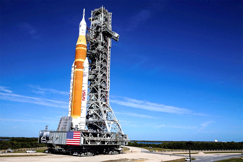 Запуск к Луне сверхтяжелой ракеты с экипажем задерживается.