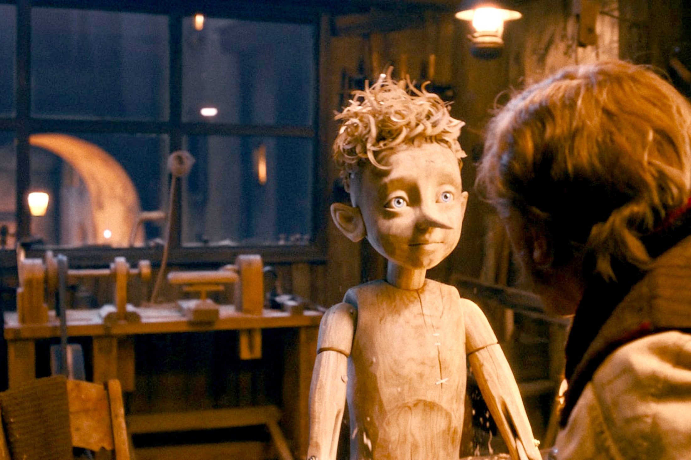 Кто скажет, что за этой деревянной куклой скрываются маленький мальчик и девочка-актриса.