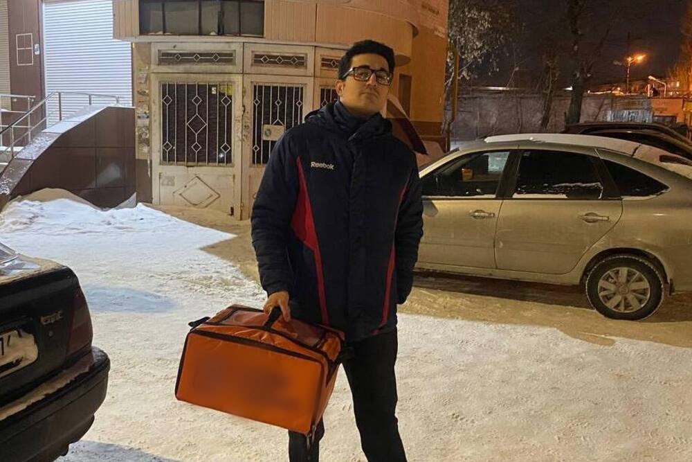 Михаил Савицкий не смог пройти мимо замерзающей дворняги.