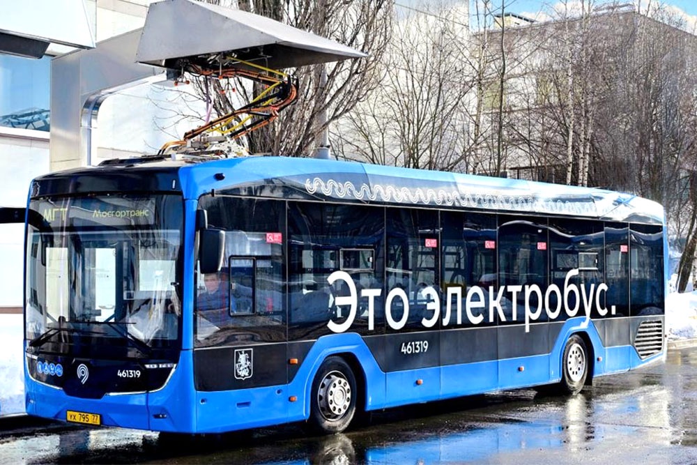 Зарядное устройство на новой станции само опускается на крышу электробуса.