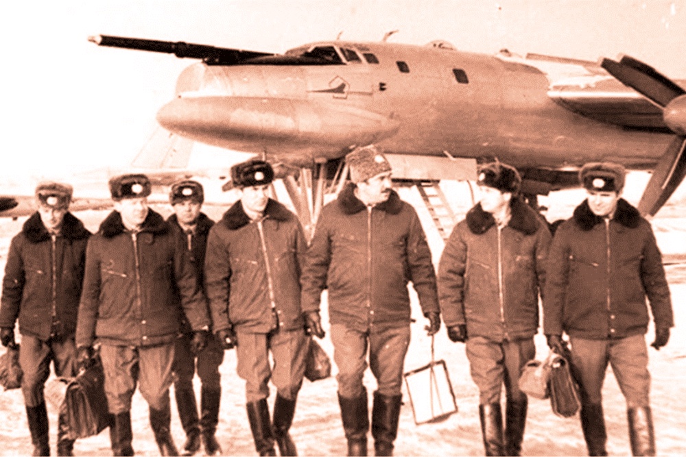 Гарнизон Чаган. Экипаж генерала Владимира Дмитриева вернулся после длительного полета на Ту-95.