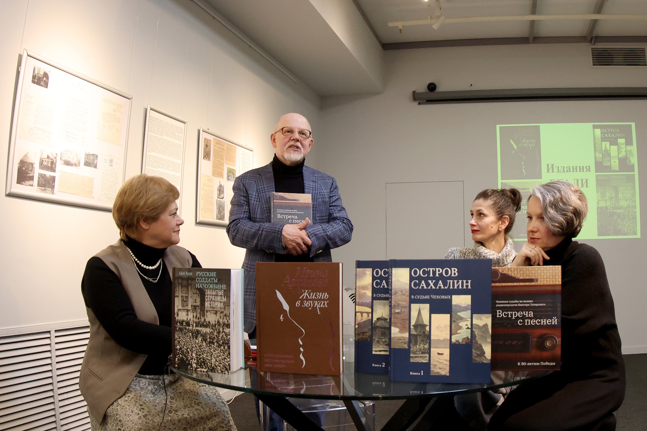 От солдат на чужбине до оперной дивы, красот Сахалина и любимой радиопрограммы - темы книжных новинок.