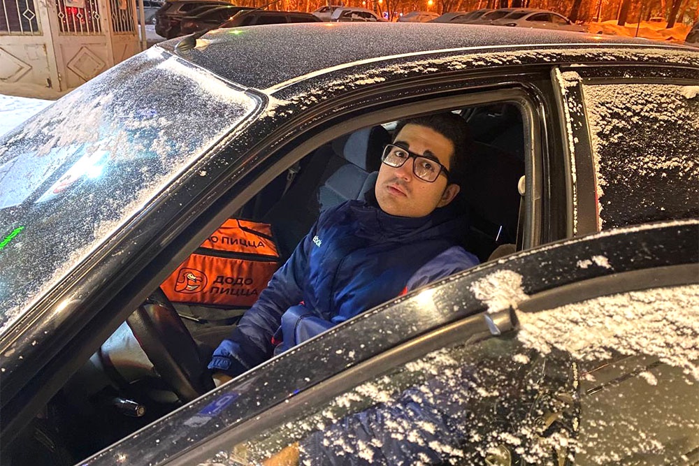 Курьер Михаил Савицкий не смог пройти мимо замерзающей дворняги. "Я бы и сейчас так поступил", - говорит он.