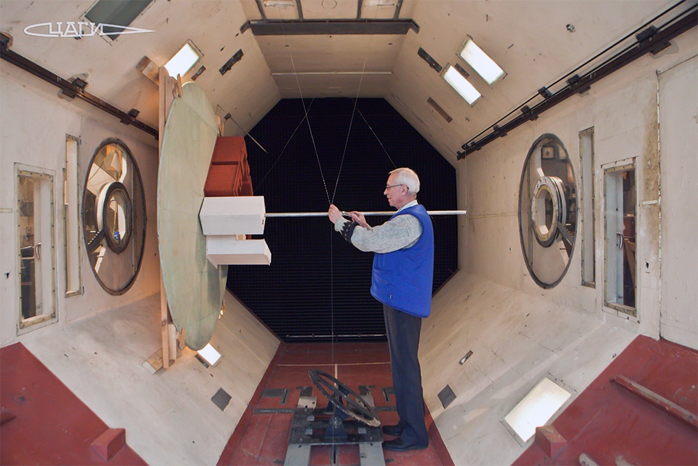 На этом снимке - испытания в старейшей аэродинамической трубе ЦАГИ модели одного из новых жилых комплексов столицы.