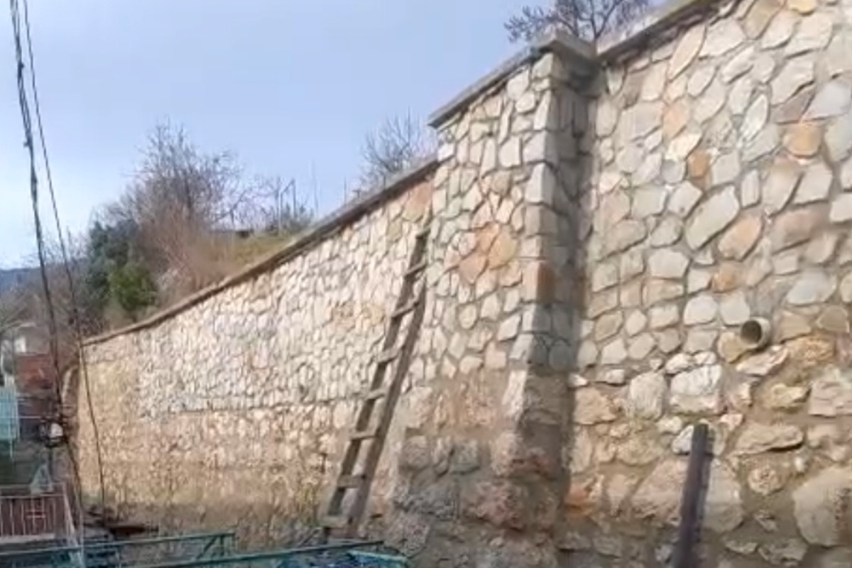 Подпорная стена, к которой вплотную примыкают многоквартирные дома.