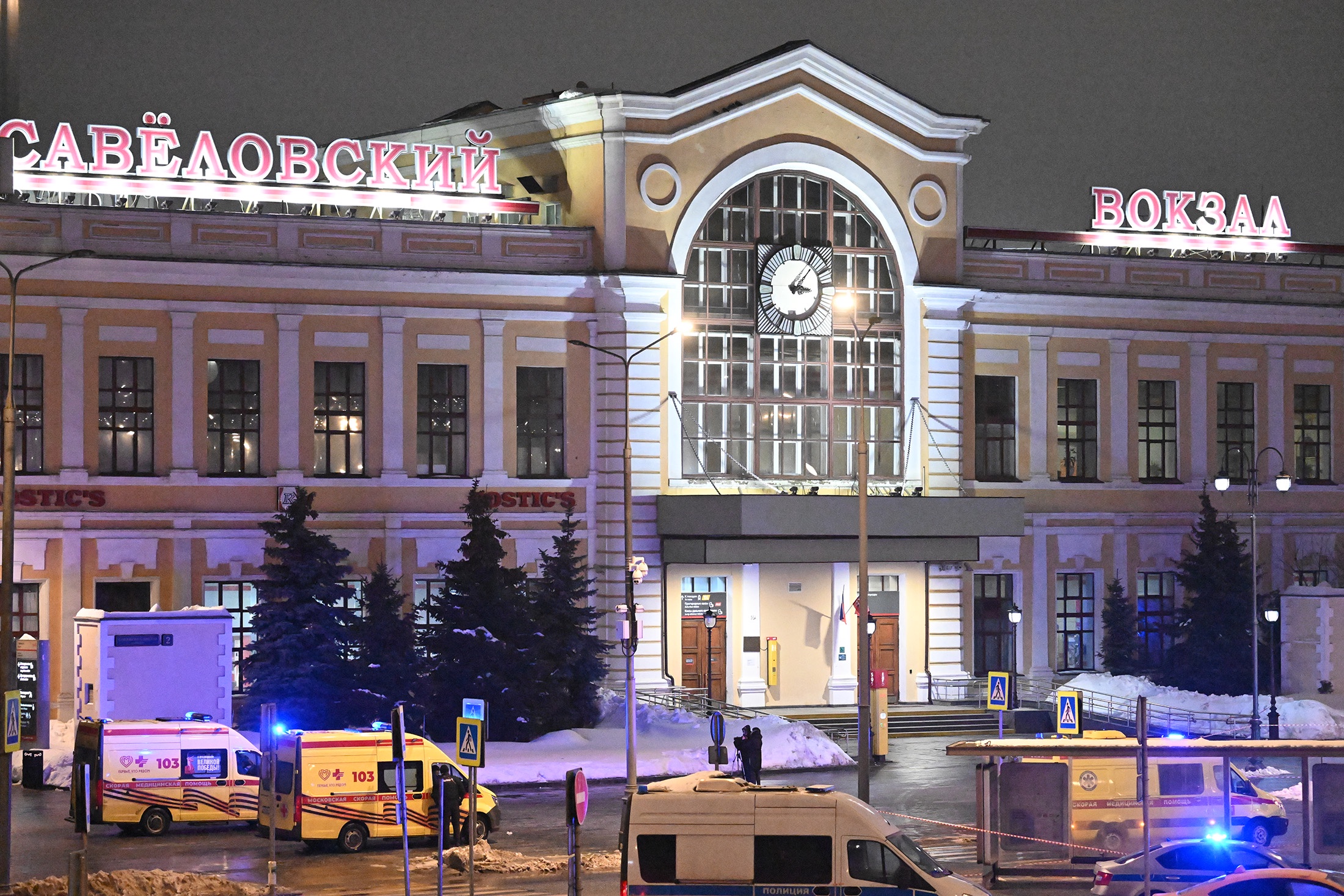 Криминалисты и следователи работали на месте взрыва автомобиля ДПС почти сутки.