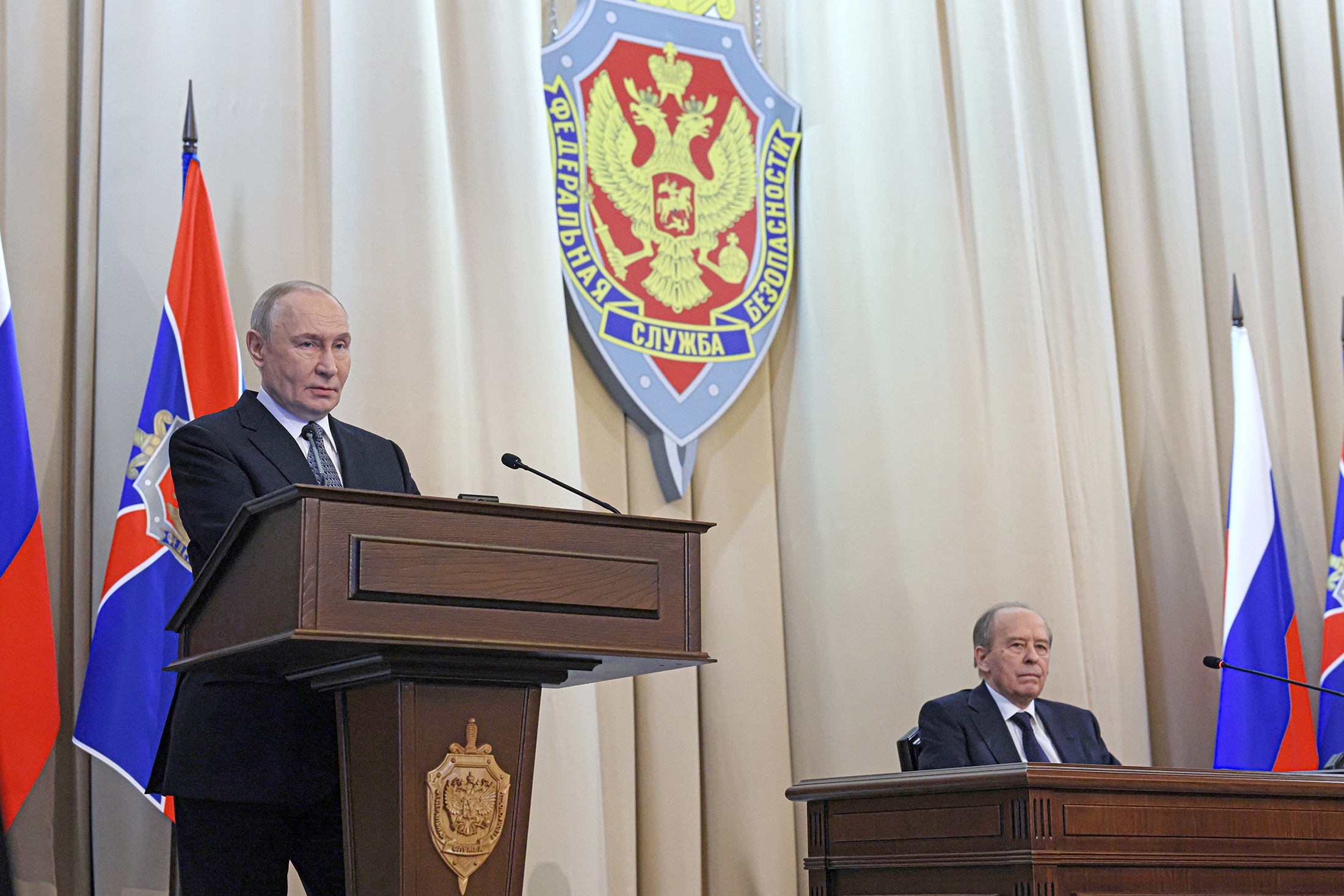 Владимир Путин выступает на заседании коллегии Федеральной службы безопасности РФ. Справа - директор Федеральной службы безопасности РФ Александр Бортников. Владимир Путин выступает на заседании коллегии Федеральной службы безопасности РФ. Справа - директор Федеральной службы безопасности РФ Александр Бортников.