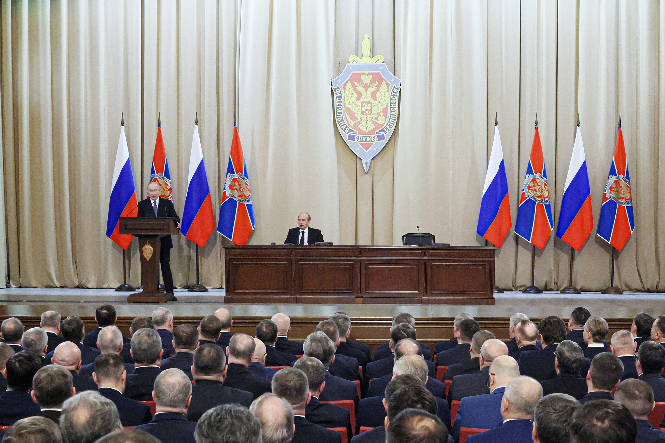 Владимир Путин призвал сотрудников ФСБ исключить внешнее вмешательство в выборы в Госдуму.