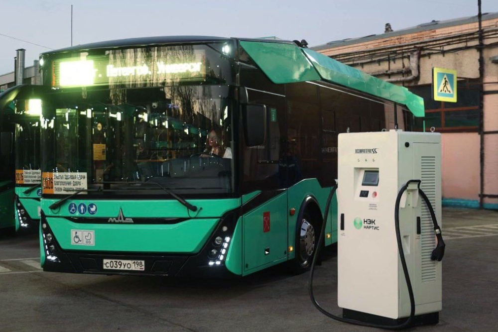 Инновационные автобусы совместной разработки оснащены системой навигации GPS/ГЛОНАСС, медиаэкранами, системами по подсчету пассажиров.