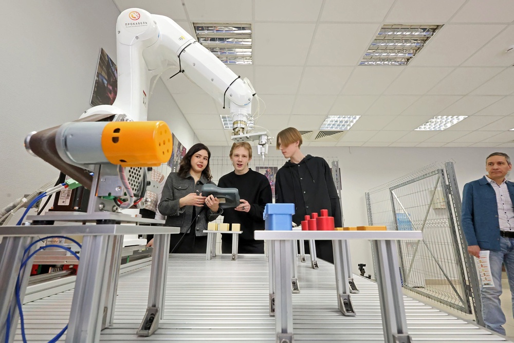Студенты обучаются на настоящем промышленном манипуляторе.