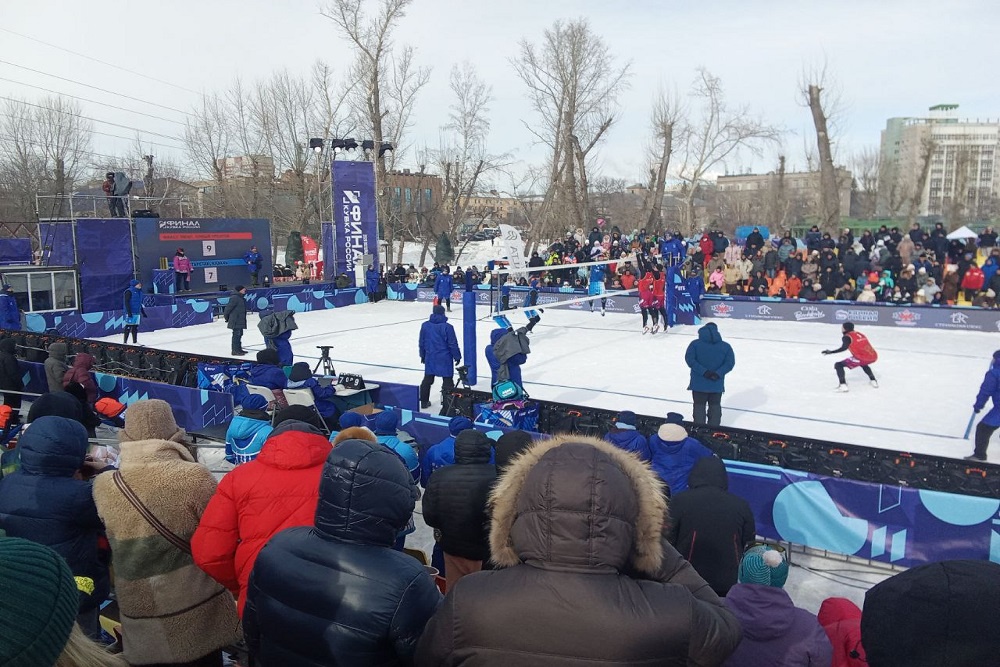 Болельщики притоптывали, прихлопывали после каждого разыгранного очка и грелись чаем и гречкой с мясом из походной кухни