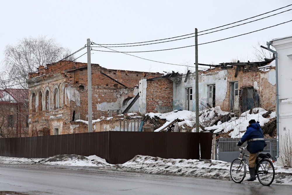 В малых муниципалитетах возникают проблемы не только с современными недостроями, но и полуразрушенными зданиями-памятниками. В малых муниципалитетах возникают проблемы не только с современными недостроями, но и полуразрушенными зданиями-памятниками.