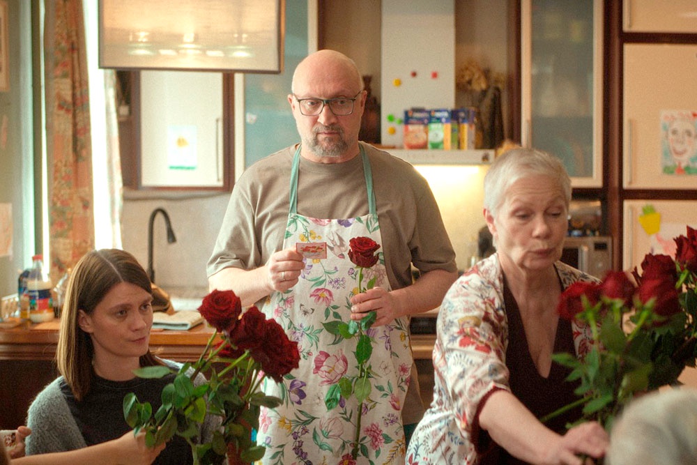 Гоша Куценко играет главу семьи в новелле "Цветы для любимых".