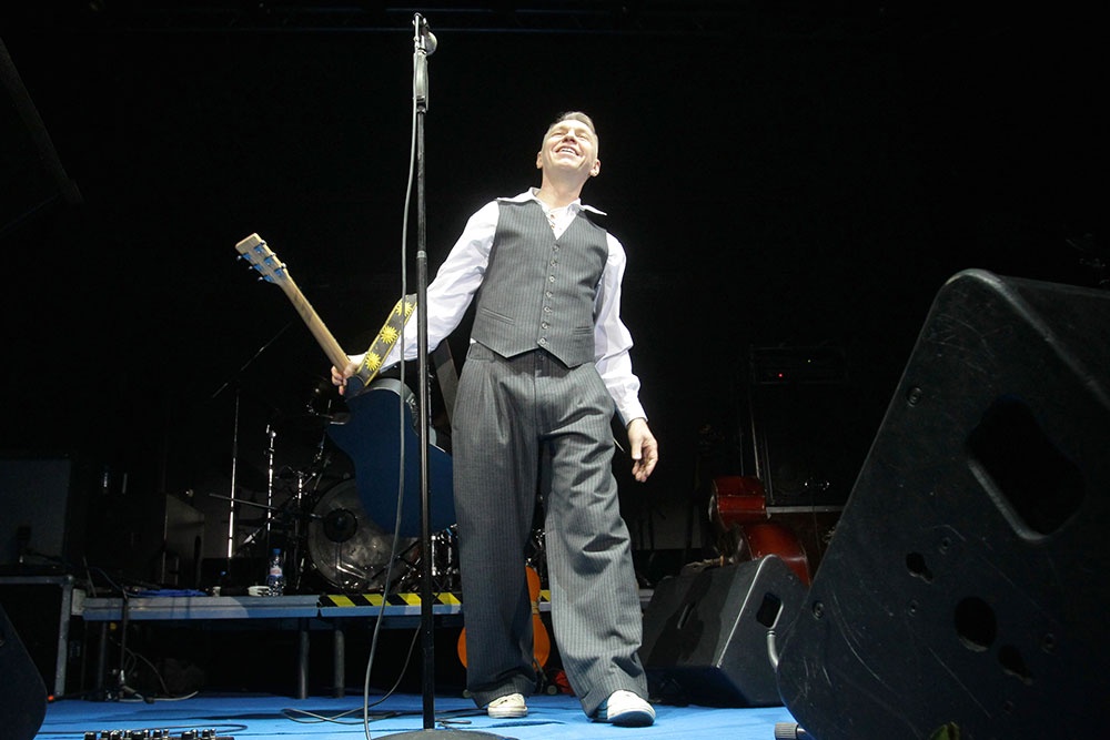 За 40 лет Александр Ф. Скляр освоил много профессий. Но остался с гитарой на сцене.