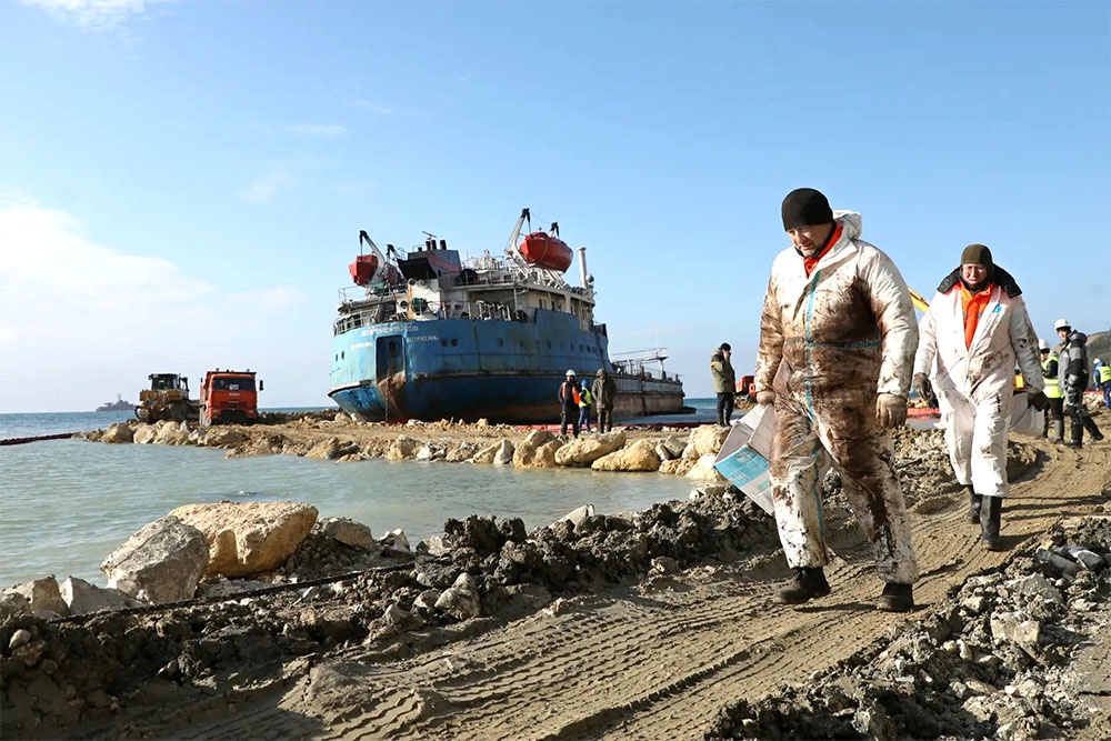 Общий ущерб от разлива мазута под Анапой оценивается в 34,3 миллиарда рублей. Общий ущерб от разлива мазута под Анапой оценивается в 34,3 миллиарда рублей.