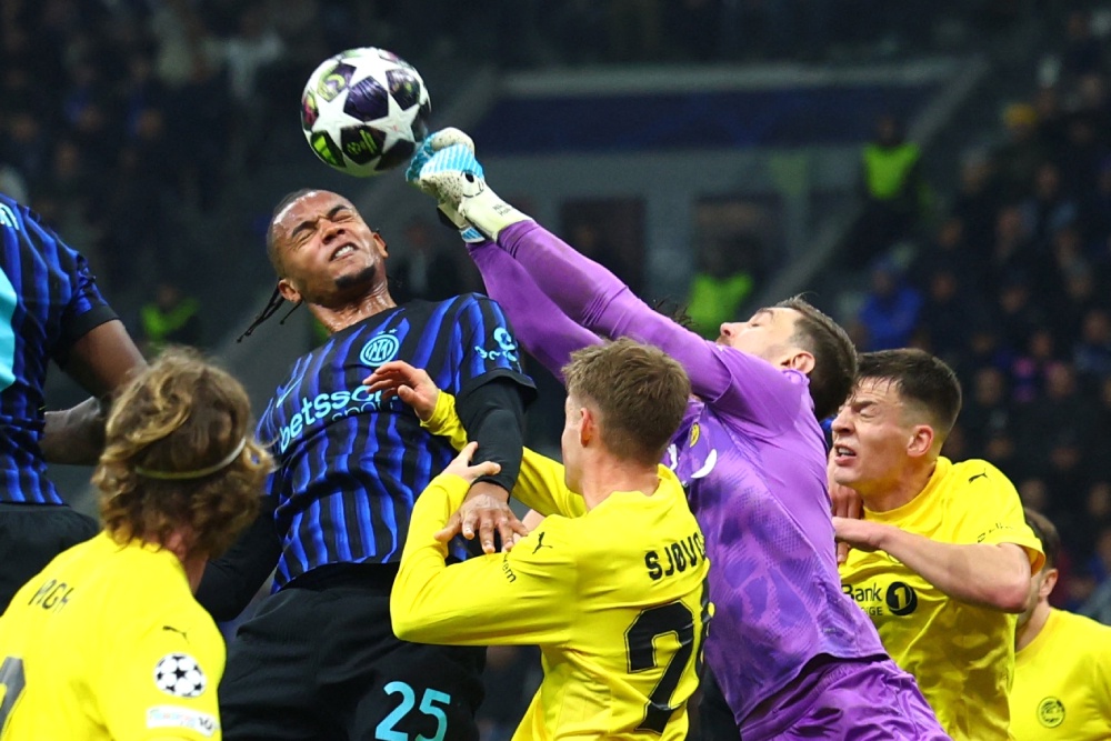 Российский голкипер норвежского "Буде-Глимт" Никита Хайкин уверенно провел матч в Милане, пропустив лишь один мяч.