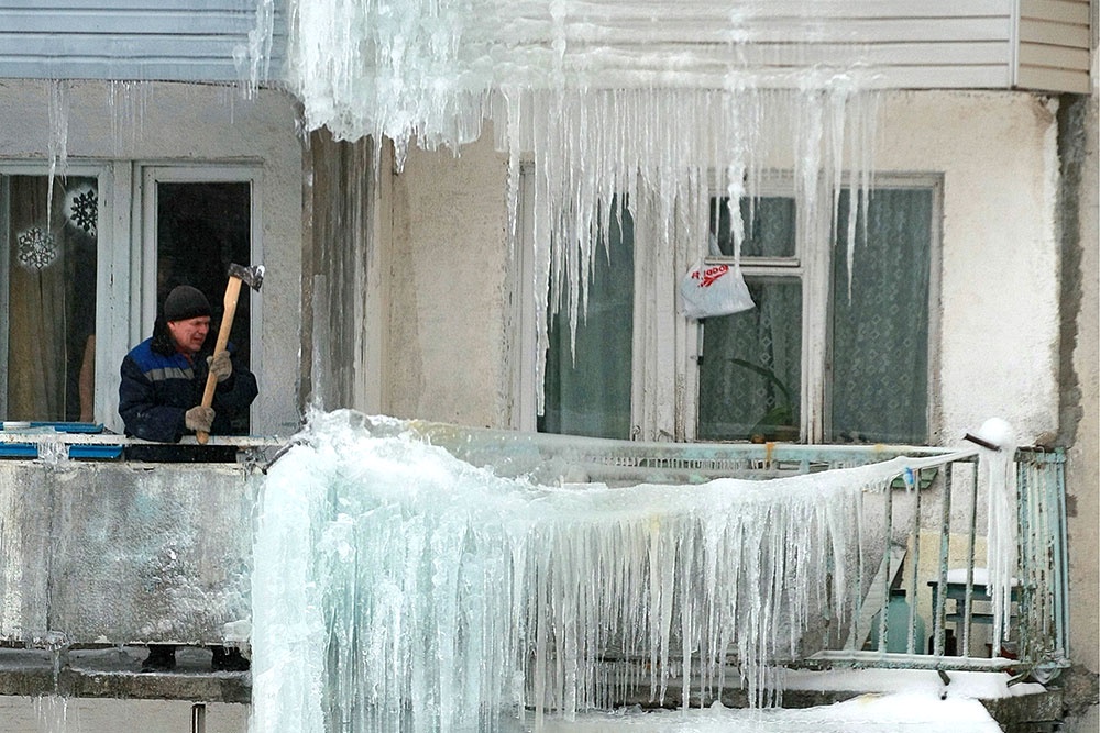 Для уборки наледи вызовите сотрудника управляющей компании.