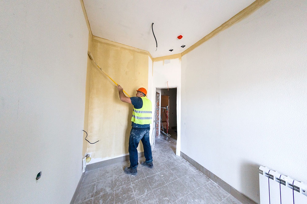 ГОСТ охватил основные виды отделки, включая штукатурные, малярные и обойные работы.