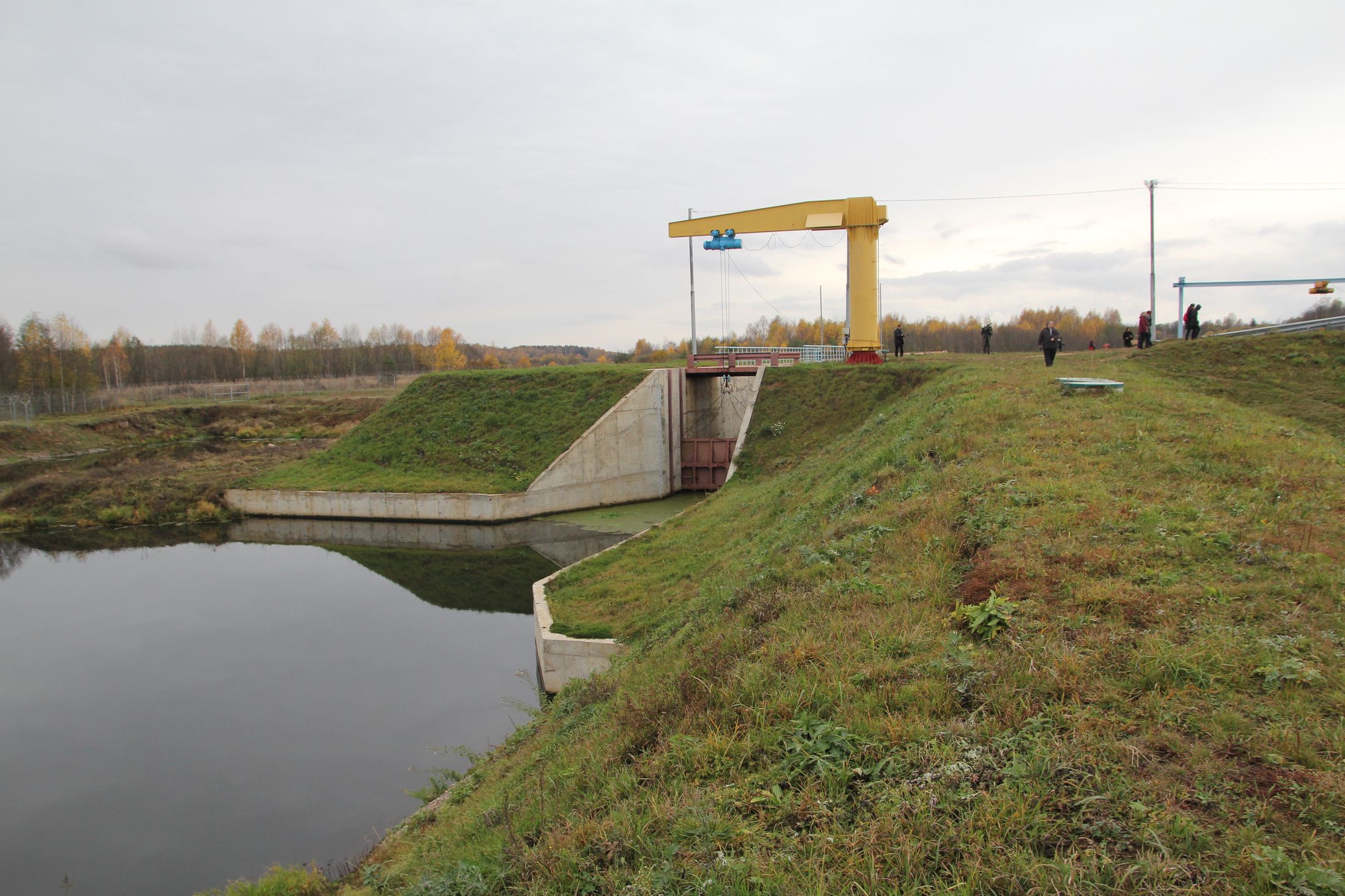 Выход из судовой камеры в верхний бьеф шлюза №3 на Тезе.