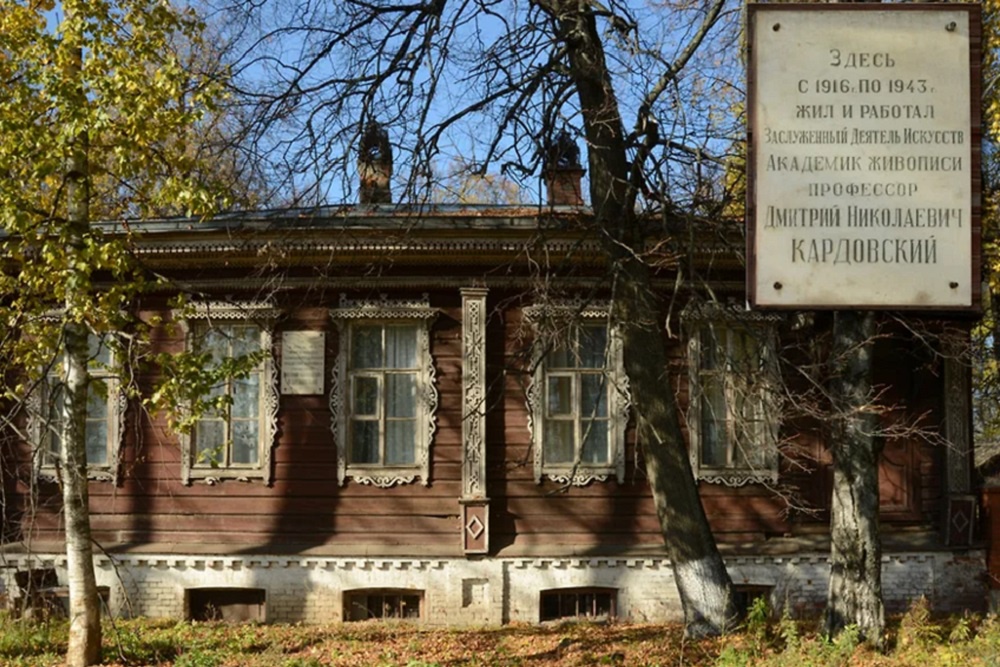 На первый взгляд, дом-памятник выглядит сносно. Но его фундамент деформирован, крыша прогнулась.