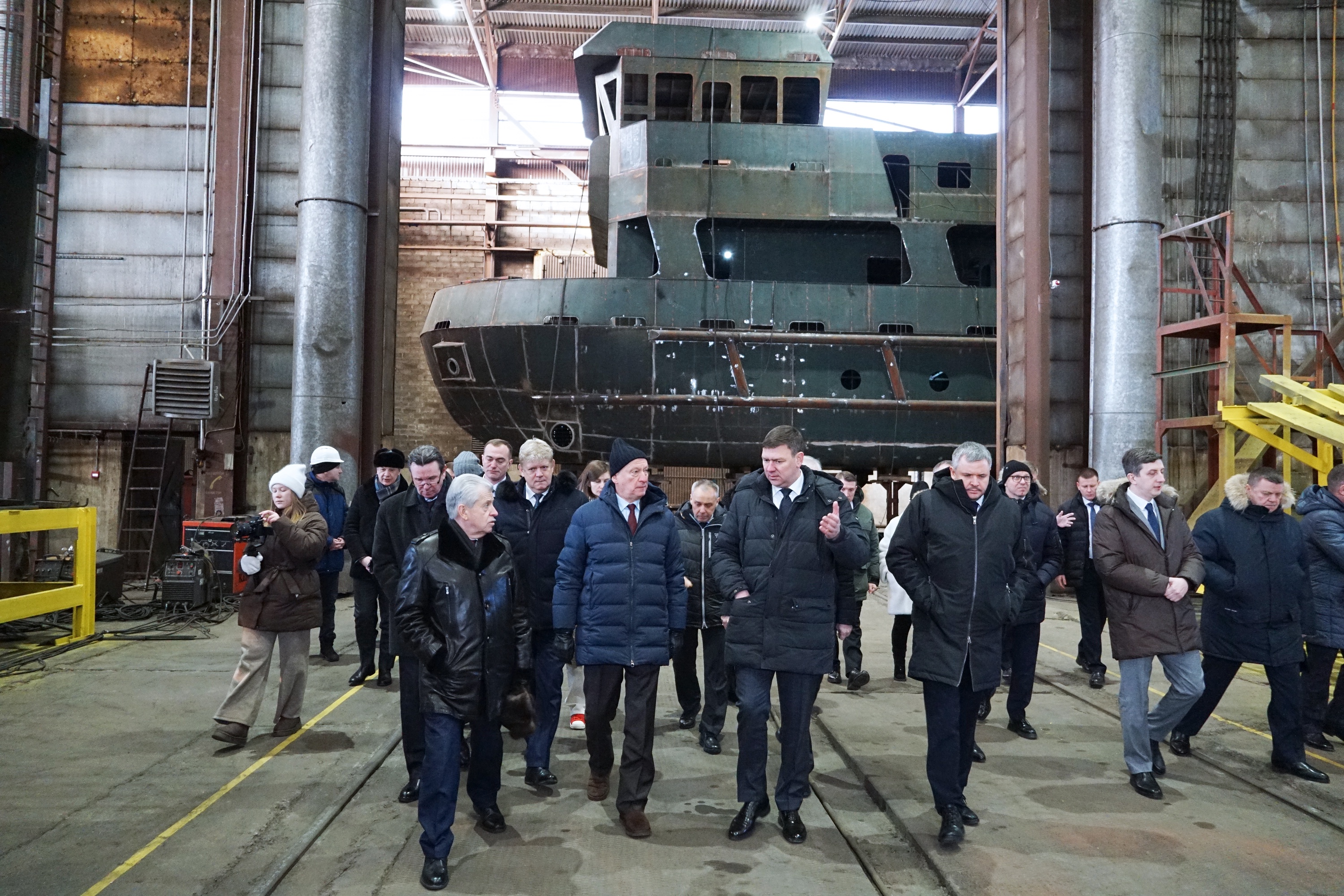 На Самусьском судостроительном заводе Николаю Патрушеву показали новые буксиры и баржи. На Самусьском судостроительном заводе Николаю Патрушеву показали новые буксиры и баржи.