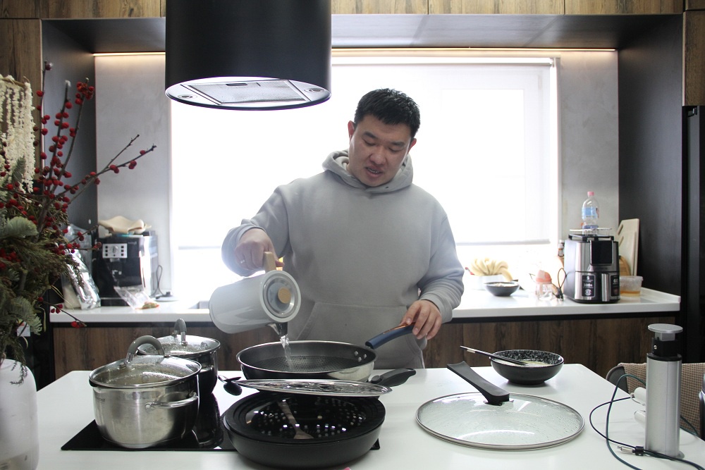 Фэй Се: Для корреспондента "РГ" сделаю легкий омлет на пару.