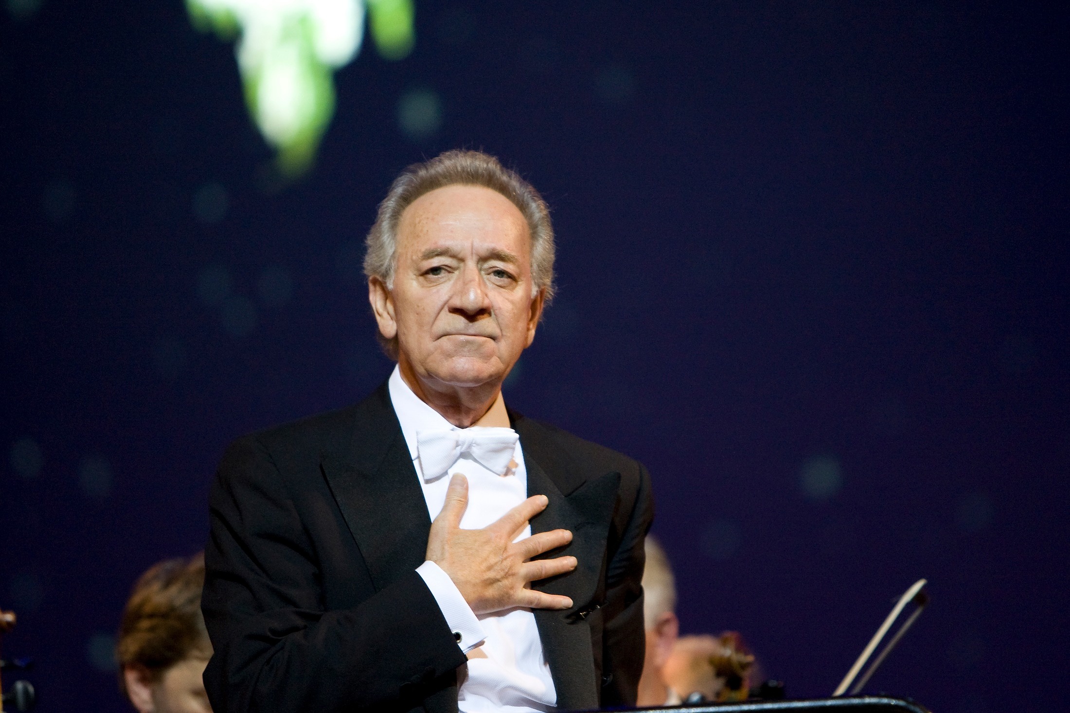 2008 Советский и российский дирижёр, народный артист СССР Юрий Хатуевич Темирканов во время концерта советского и грузинского оперного певца (бас) Пааты Шалвовича Бурчуладзе в Тбилиси. 2008 Советский и российский дирижёр, народный артист СССР Юрий Хатуевич Темирканов во время концерта советского и грузинского оперного певца (бас) Пааты Шалвовича Бурчуладзе в Тбилиси.